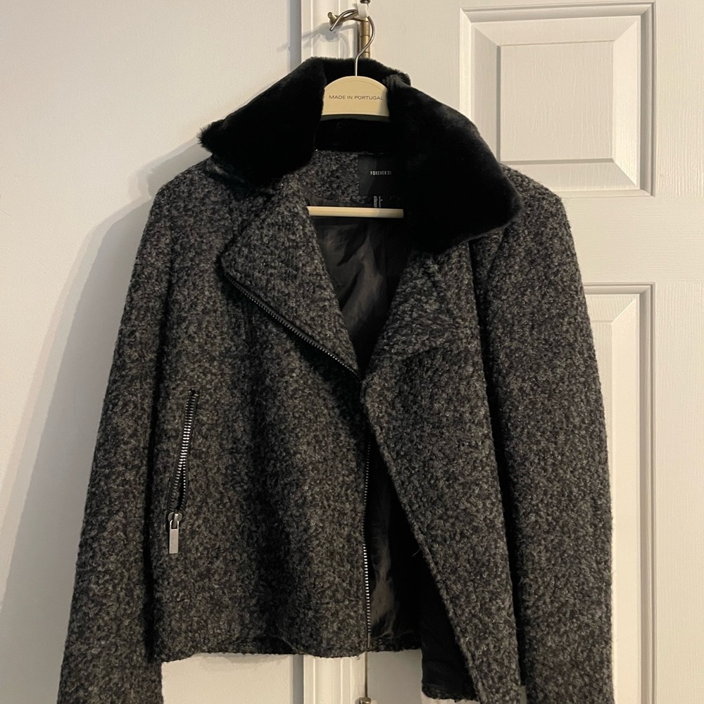 Forever 21 black & grey jacket with faux fur collar